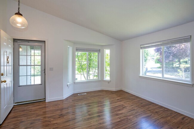 Building Photo - Exquisite 3-bedroom, 2-full bath Home in Puyallup