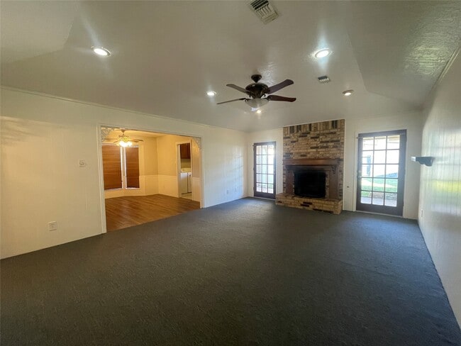 Building Photo - 302 Yorkshire Ct