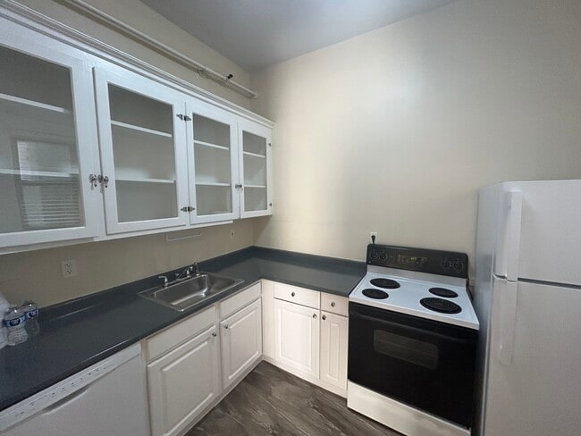 Building Photo - 1470 Beacon St