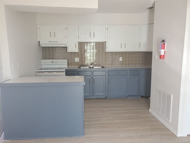 Building Photo - 2 br, 2 bath  - Royal Palms Apartments # 16