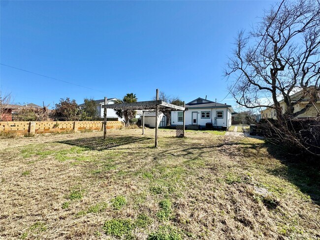 Building Photo - 3714 Avenue S 1/2