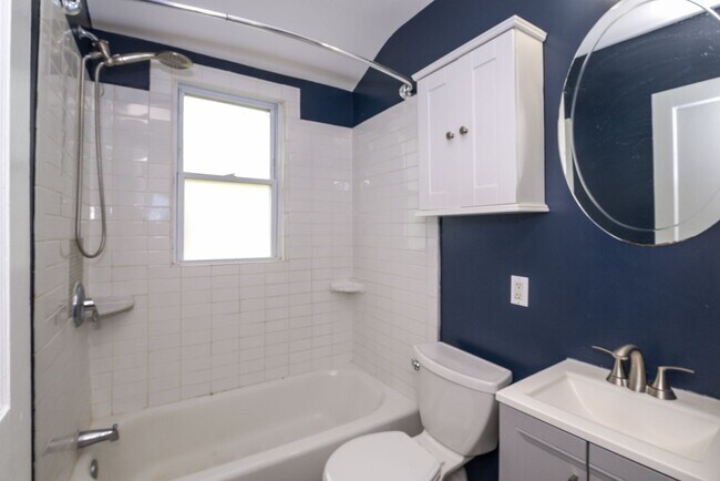 Building Photo - Spacious Starter home with full basement and parking