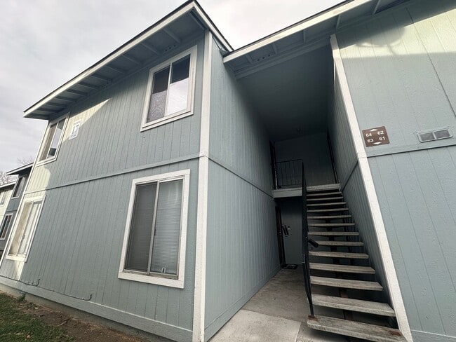 Building Photo - Modern Reno apartment 2 bedroom 1 bath! Co...