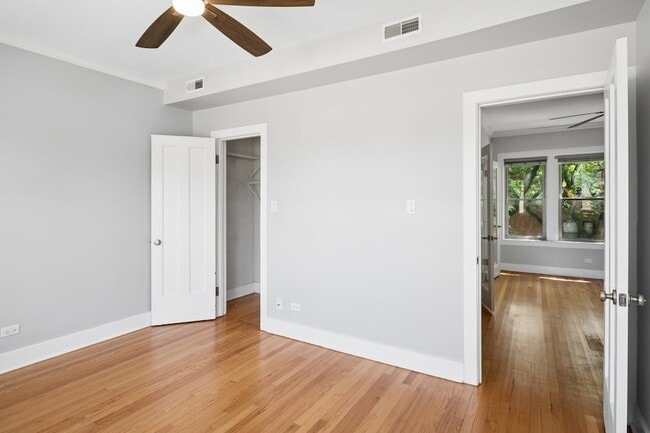 Building Photo - 1702 W Catalpa Ave