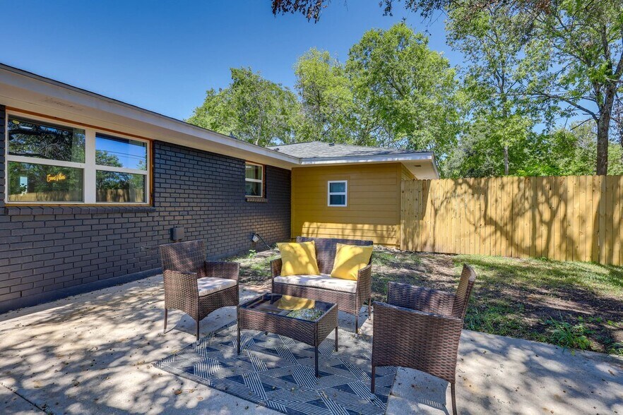Building Photo - 2601 Bluejay Dr