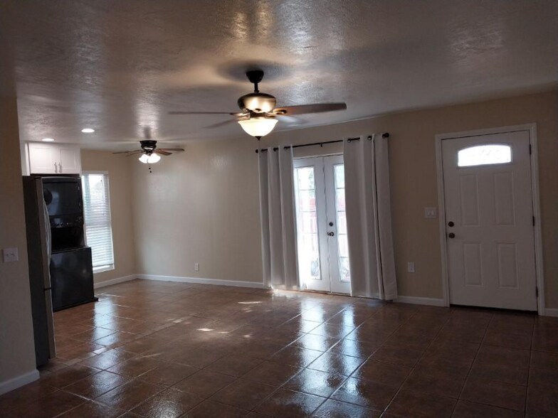 Building Photo - 813 N Carey Rd