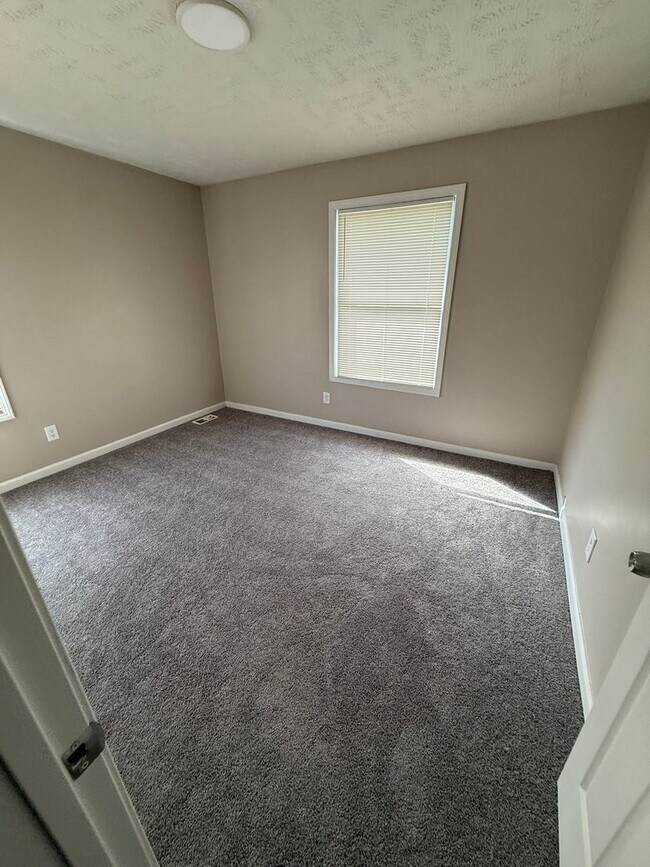 Building Photo - Charming 3-Bedroom Property in Prime Location