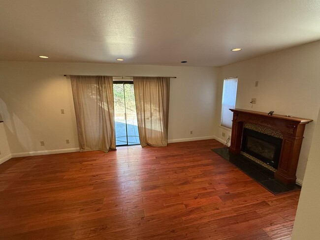 Building Photo - 3-Bedroom Single Family Home in El Sobrant...