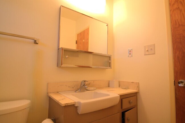 Building Photo - Hidden Gem in Royal Tampa | Prime Victory & Tampa Location | 2BR with Private Condo