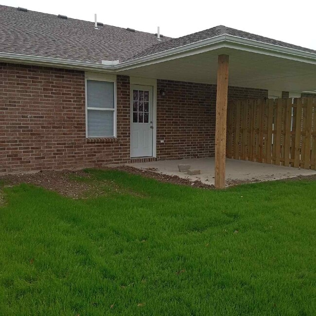 Building Photo - 132 SW 145th Rd