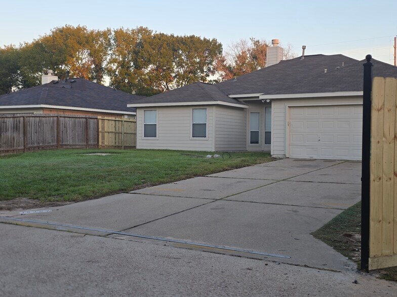 Backyard - 15427 W Little York Rd