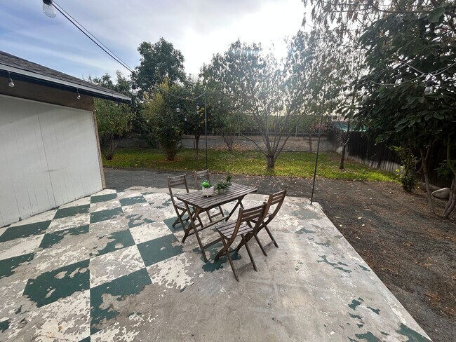 Building Photo - 25861 Amapolas St