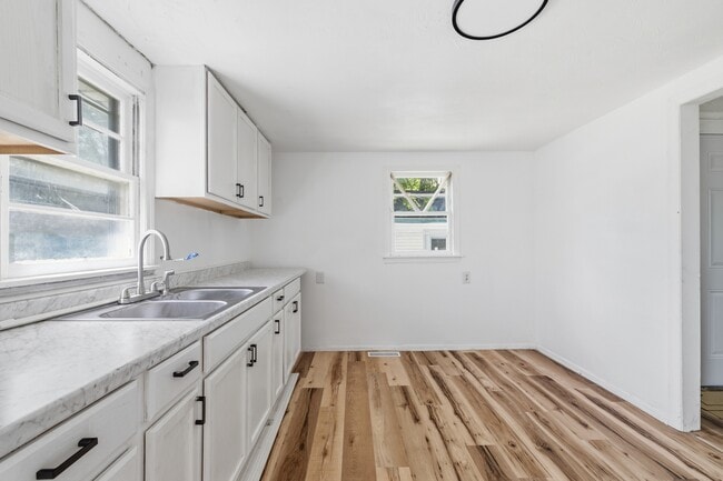 Building Photo - 420 W 25th St