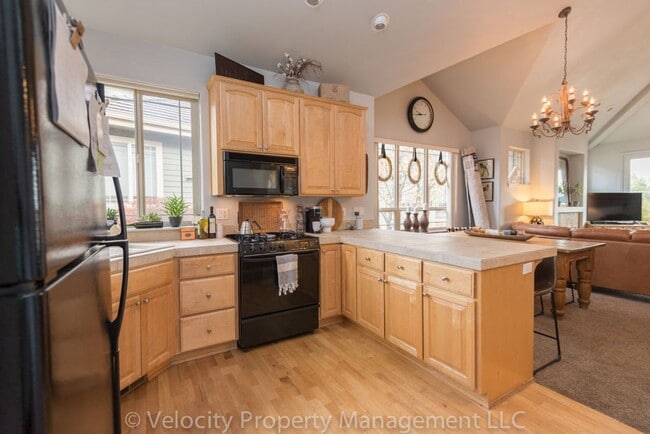 Building Photo - Beautiful Townhouse in Broken Top with Two...