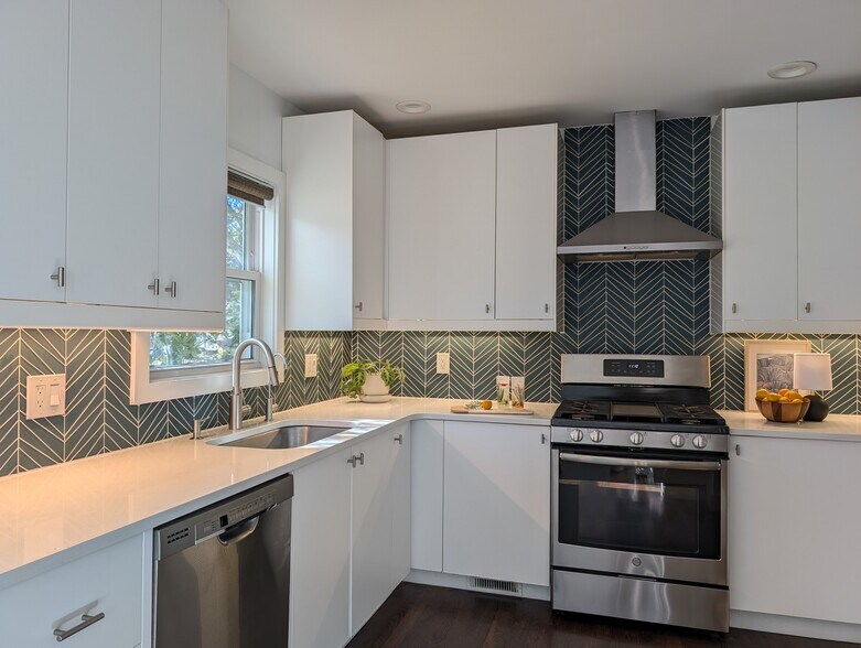 Kitchen - 1096 Oakfield Dr SE
