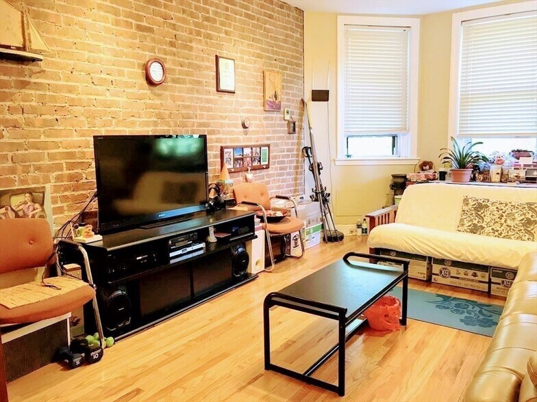 Primary Photo - 380 Riverway