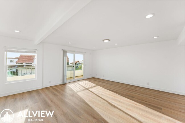 Building Photo - OCEAN VIEWS! Renovated 2 Bed, 2.5 Bath Townhome in San Clemente!