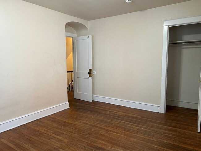 Building Photo - Beautiful 3 Bedroom End of Row Townhome in...