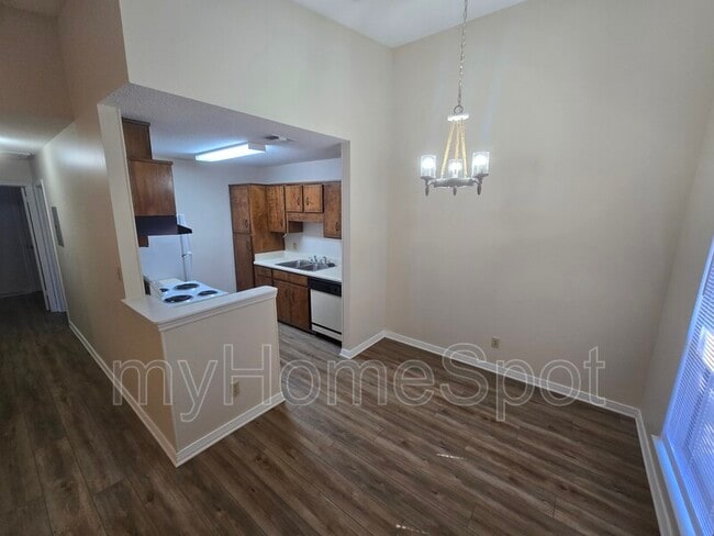 Building Photo - 8430 Country Walk Dr