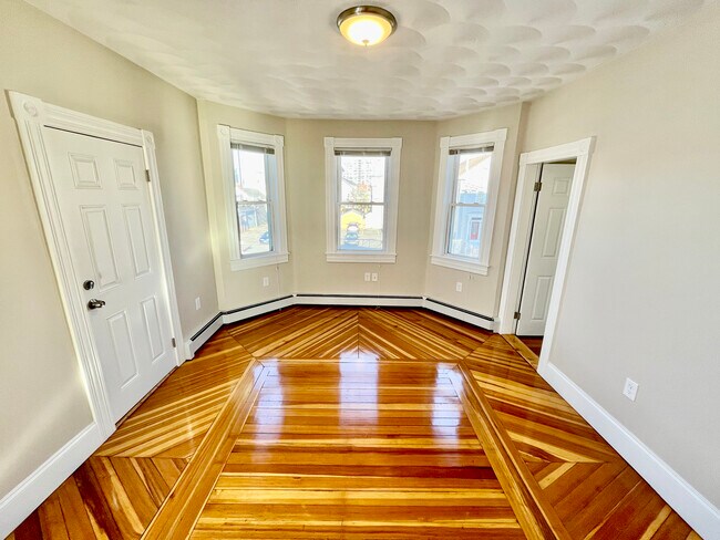 Building Photo - 18 Messenger St