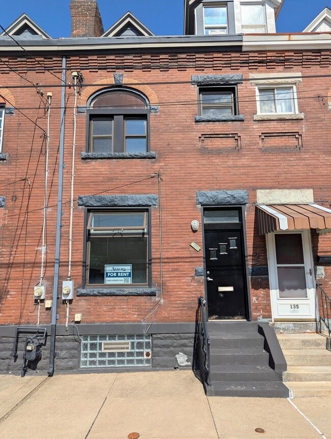 Building Photo - 4 Bedroom 1 Bathroom Single Family Home in...
