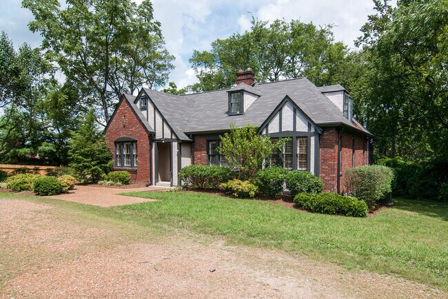 Building Photo - Classic Green Hills Tudor