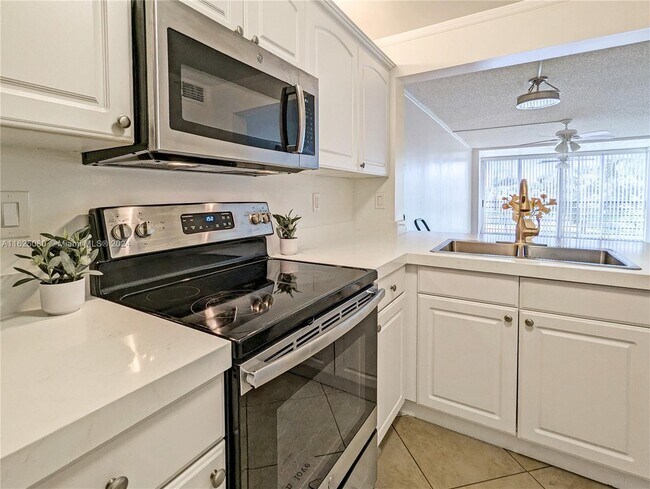 Building Photo - 1911 Sabal Palm Dr