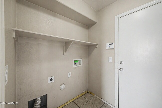 Building Photo - 4809 W Valencia Dr