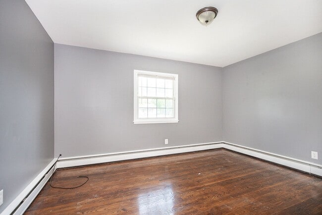 Building Photo - NICE RANCH IN AMHERST!