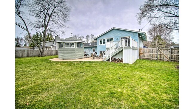 Building Photo - Beautiful Home at Silver Lake