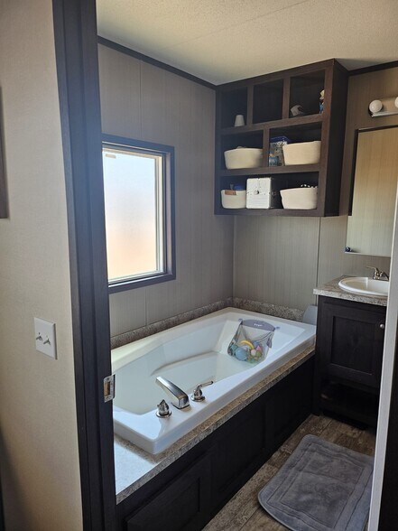 Master Bedroom Bathroom - 1136 Luna Dr