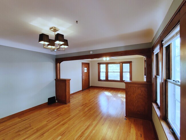 Building Photo - 334 S Albert St