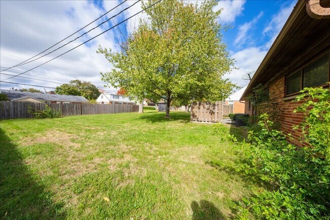 Building Photo - **Charming Family Home in Top-Rated School...
