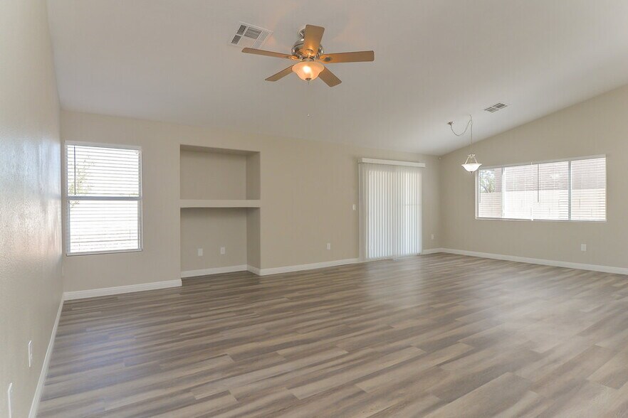 Building Photo - 1100 Sport of Kings Ave