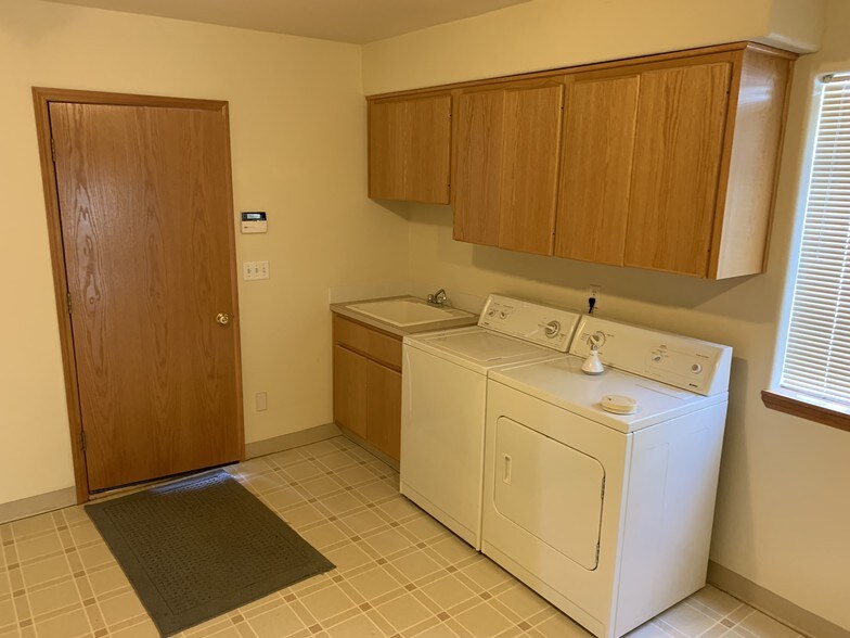 Laundry room off of garage - 7830 SE 98th Ave