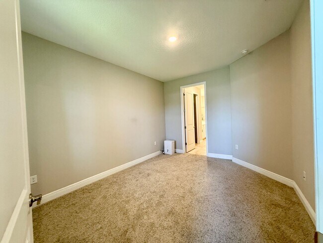 Building Photo - 5282 Neil Dr