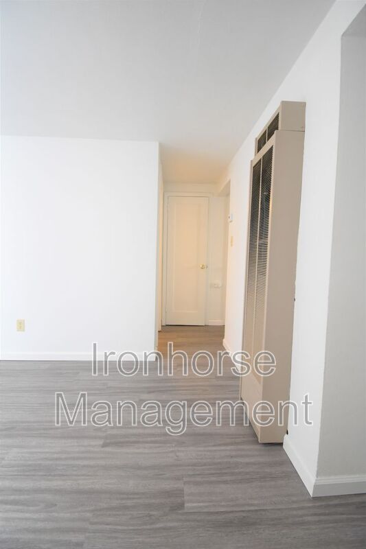 Building Photo - 525 Dell Pl