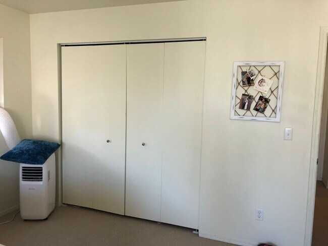 Building Photo - 4 Bedroom Townhome in Hawks Ridge