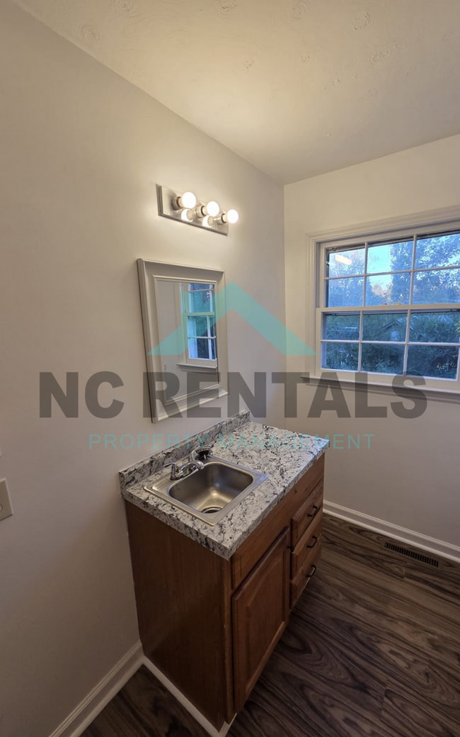 Building Photo - 721 Davis St