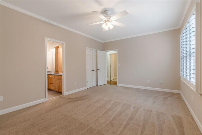 Building Photo - 180 Forest Glen Dr