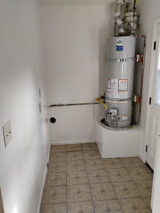 Building Photo - 18924-18934 Gault Street