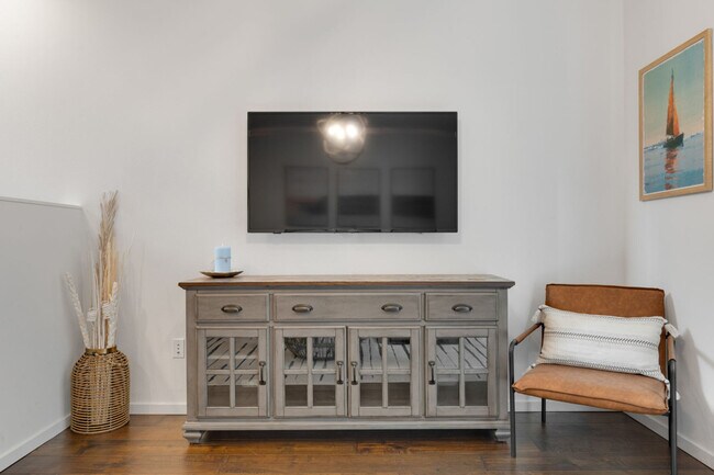 Building Photo - 913 10th Ave E