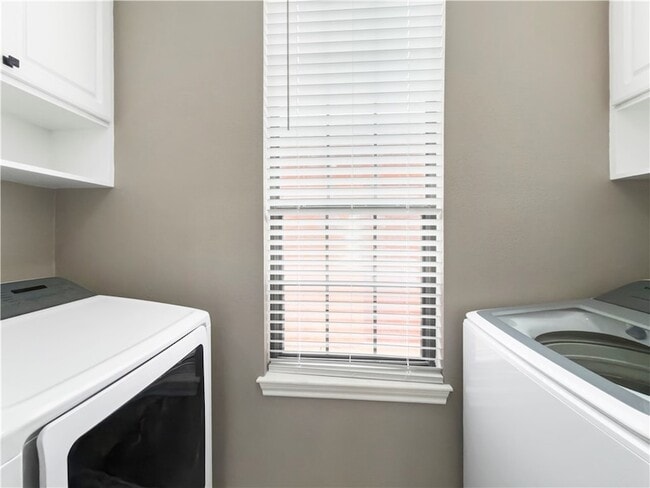 Building Photo - 1305 W Villa Maria Rd