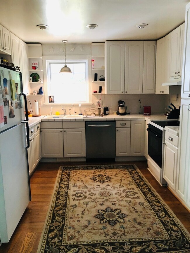 Building Photo - Beautiful 4bdrm/2.5 bath Cape-cod  located in the West End!