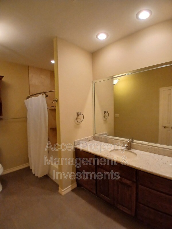 Building Photo - 2423 W Hampton Ave