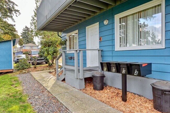 Building Photo - Lovely 2-Bedroom Apartment