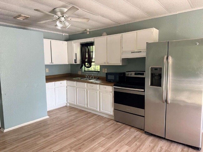 Building Photo - Newly Renovated 2 bed/1 bath