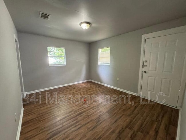 Building Photo - 311 Walker Ave