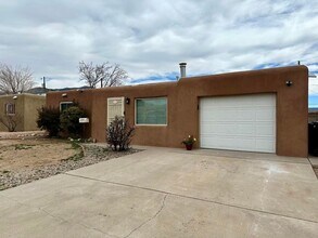 Building Photo - Charming Northeast Heights Rental - Pet Friendly!