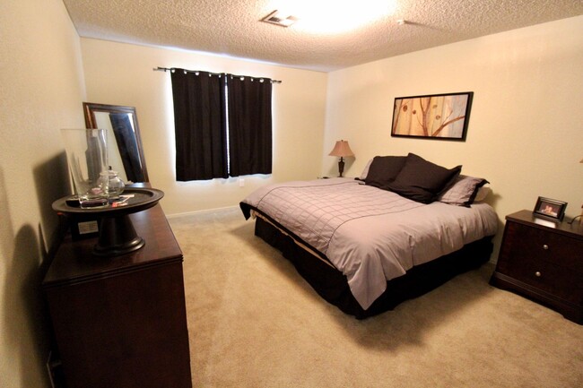 Building Photo - Furnished Short Term Rental